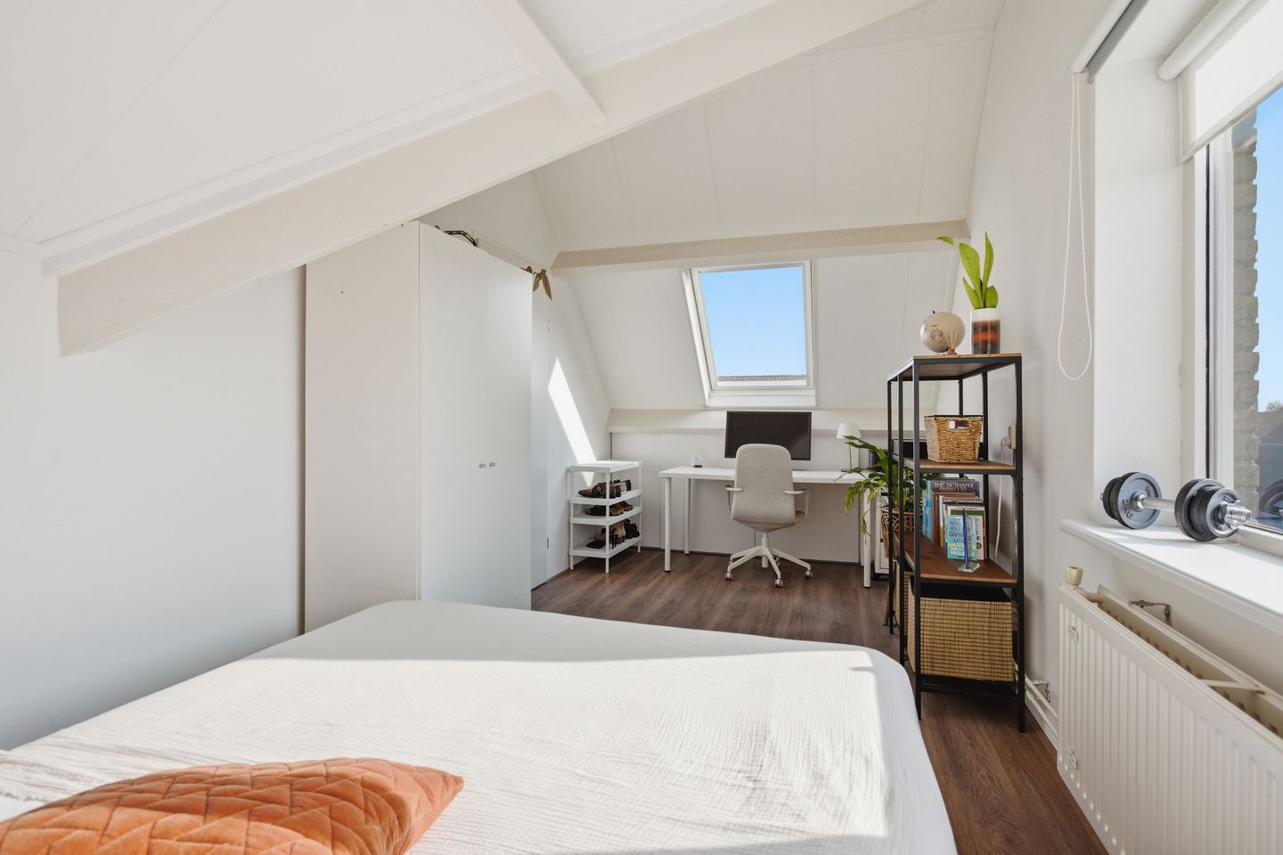 Spacious Corner Home with Four Bedrooms and South-Facing Garden — 25
