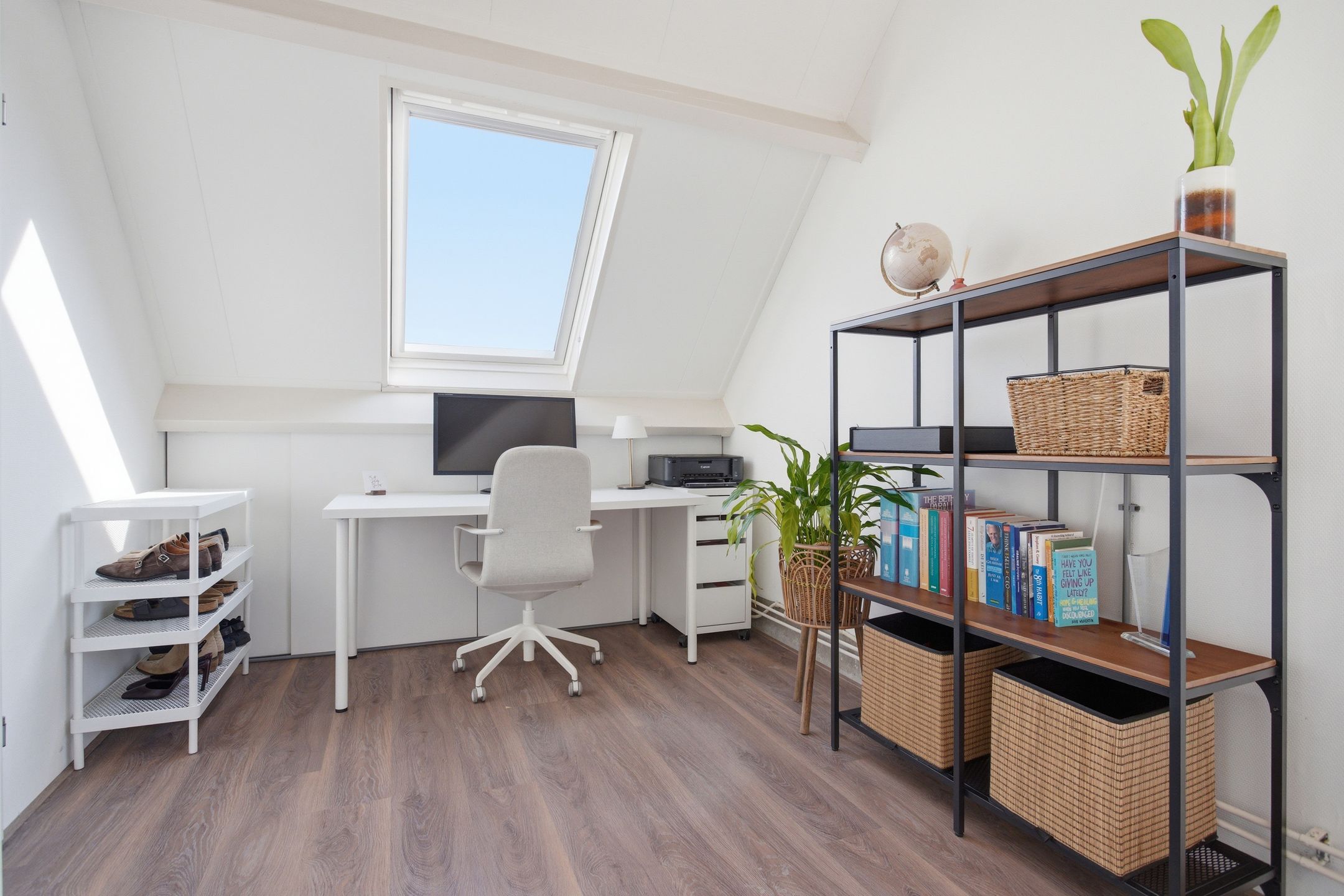 Spacious Corner Home with Four Bedrooms and South-Facing Garden — 26