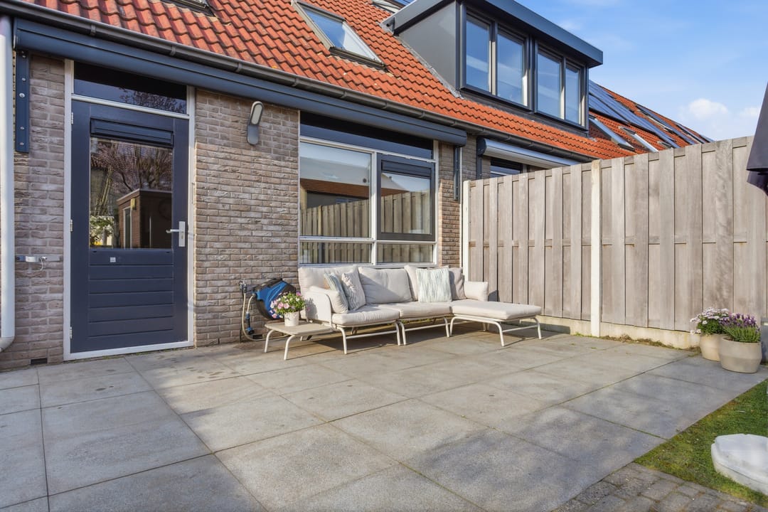 Spacious Corner Home with Four Bedrooms and South-Facing Garden — 28