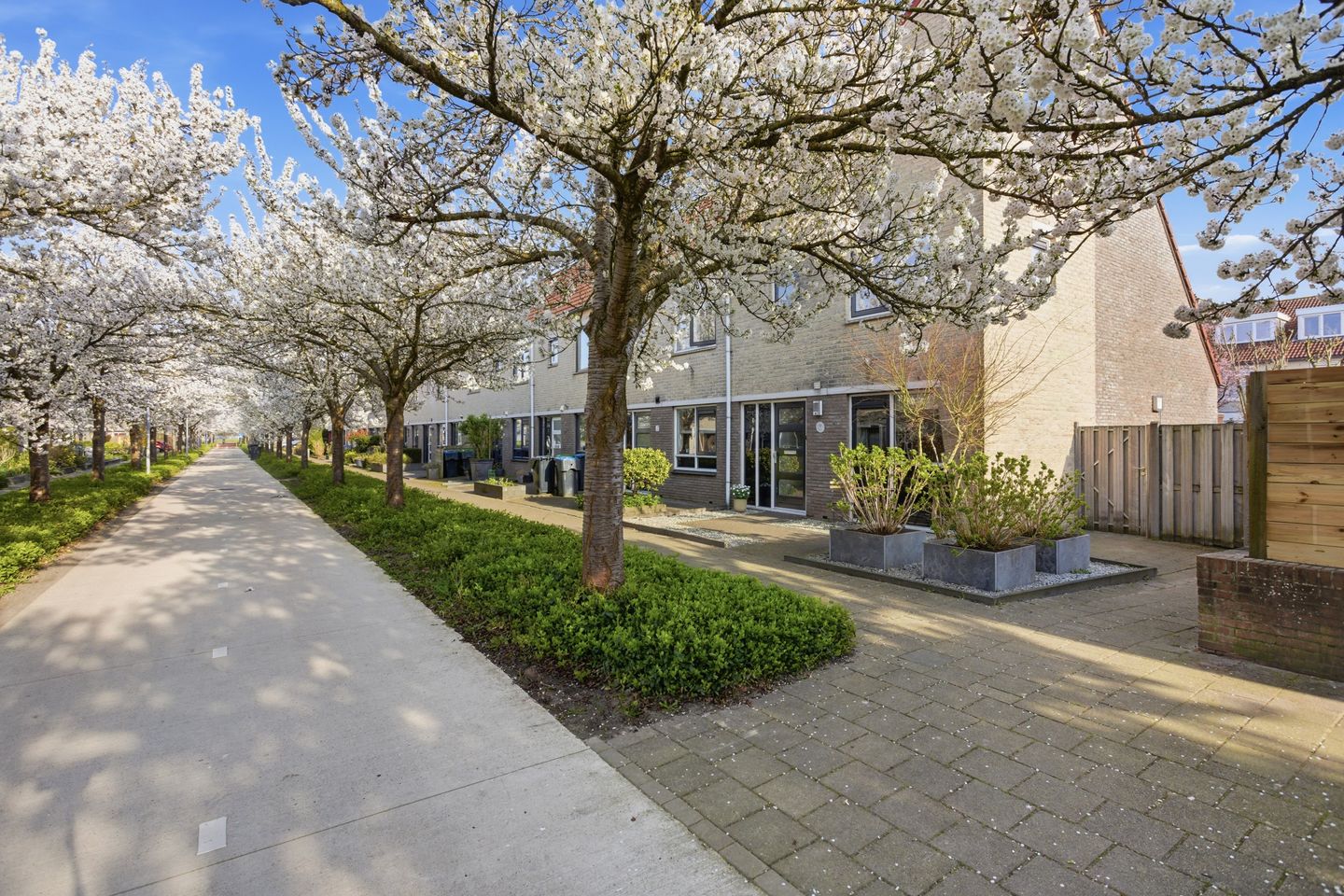 Spacious Corner Home with Four Bedrooms and South-Facing Garden — 30