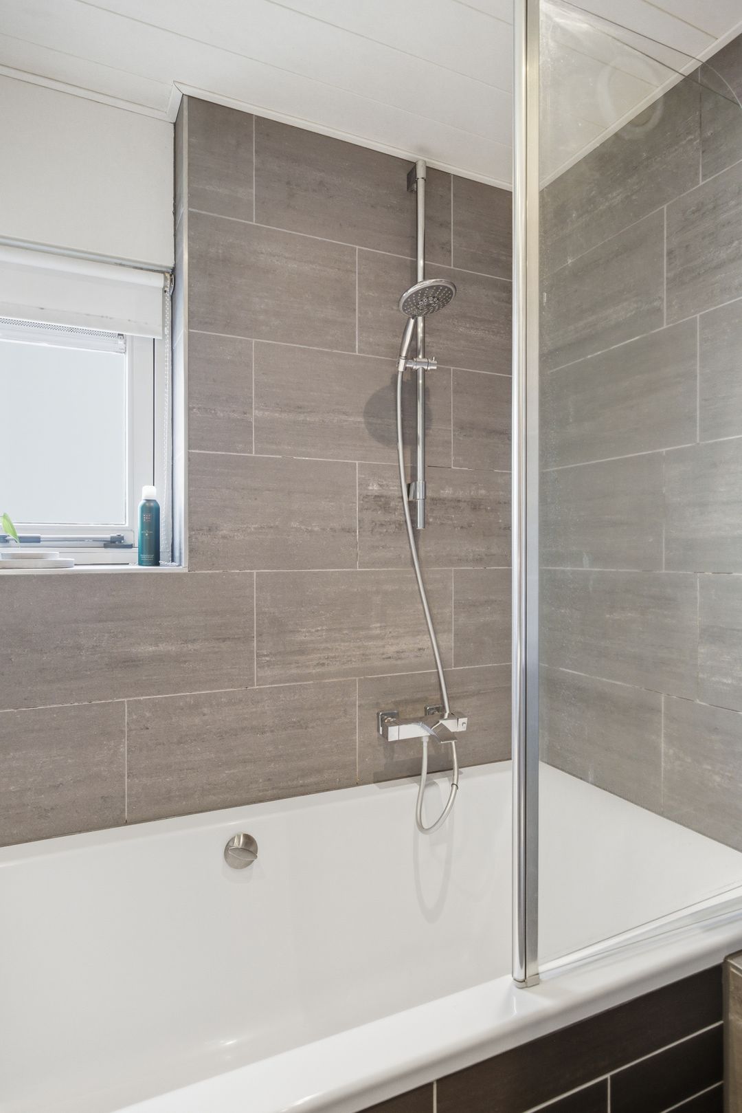 Spacious Corner Home with Four Bedrooms and South-Facing Garden — 22
