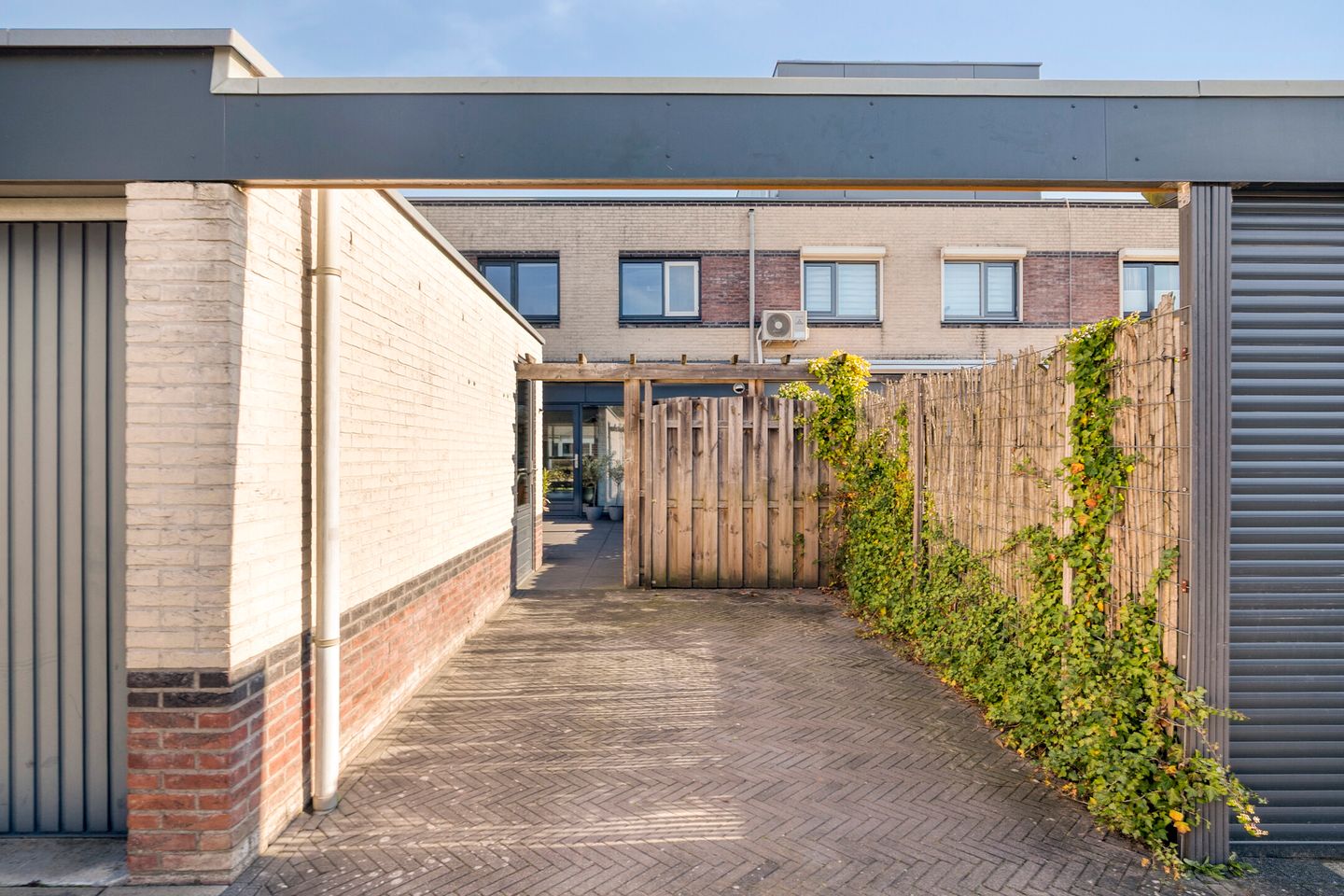 Charming terraced house with sunny garden and garage in Vijfhoek Deventer — 34