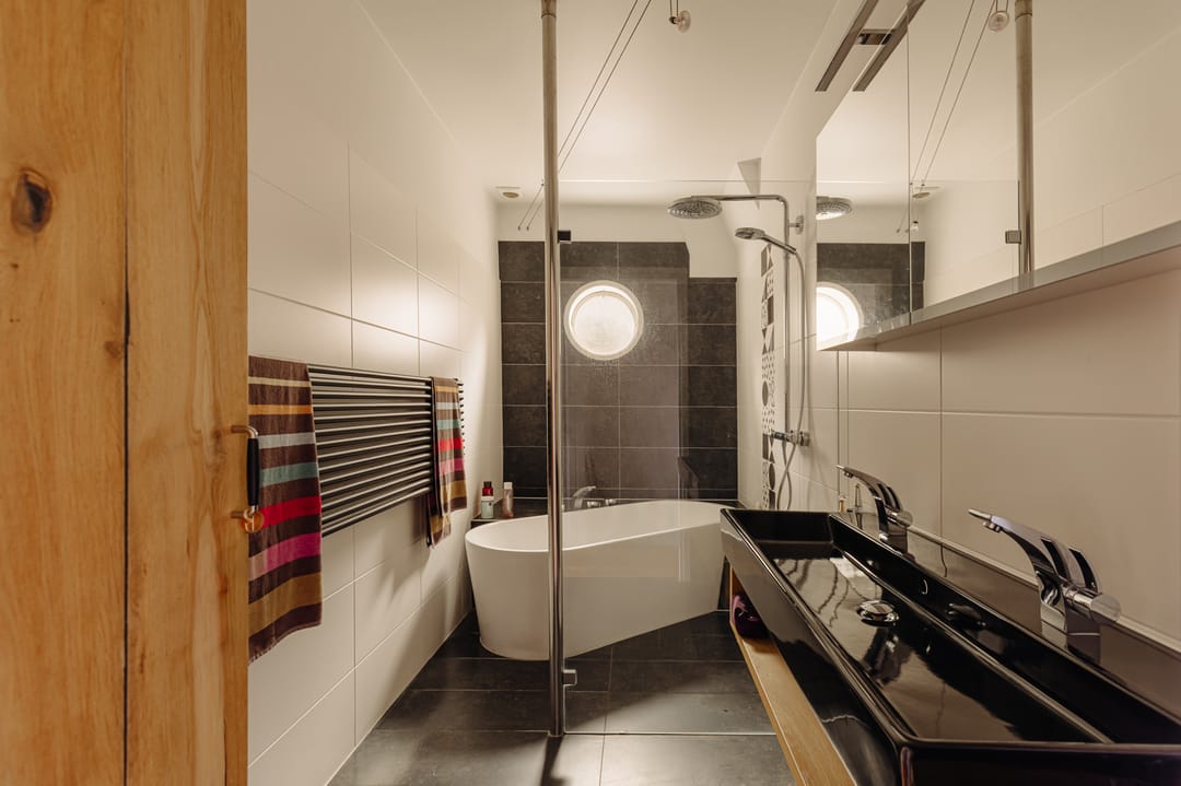 Character Corner House in Watergraafsmeer with Seven Bedrooms and Spacious Garden — 15