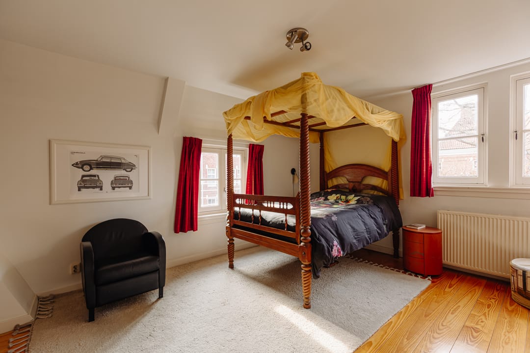 Character Corner House in Watergraafsmeer with Seven Bedrooms and Spacious Garden — 22