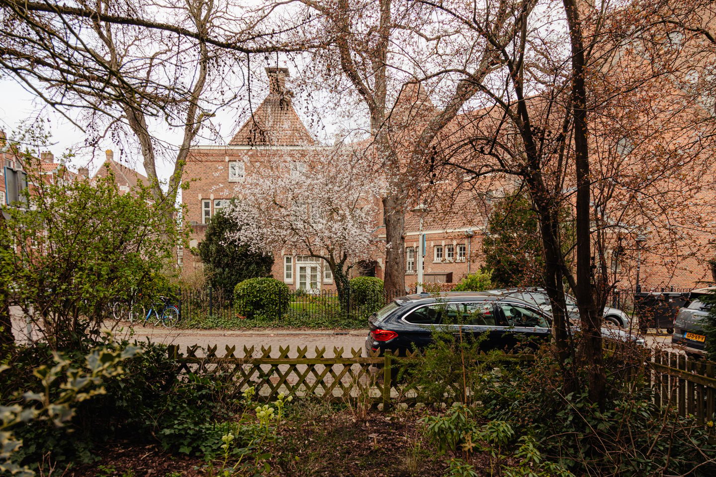 Character Corner House in Watergraafsmeer with Seven Bedrooms and Spacious Garden — 24