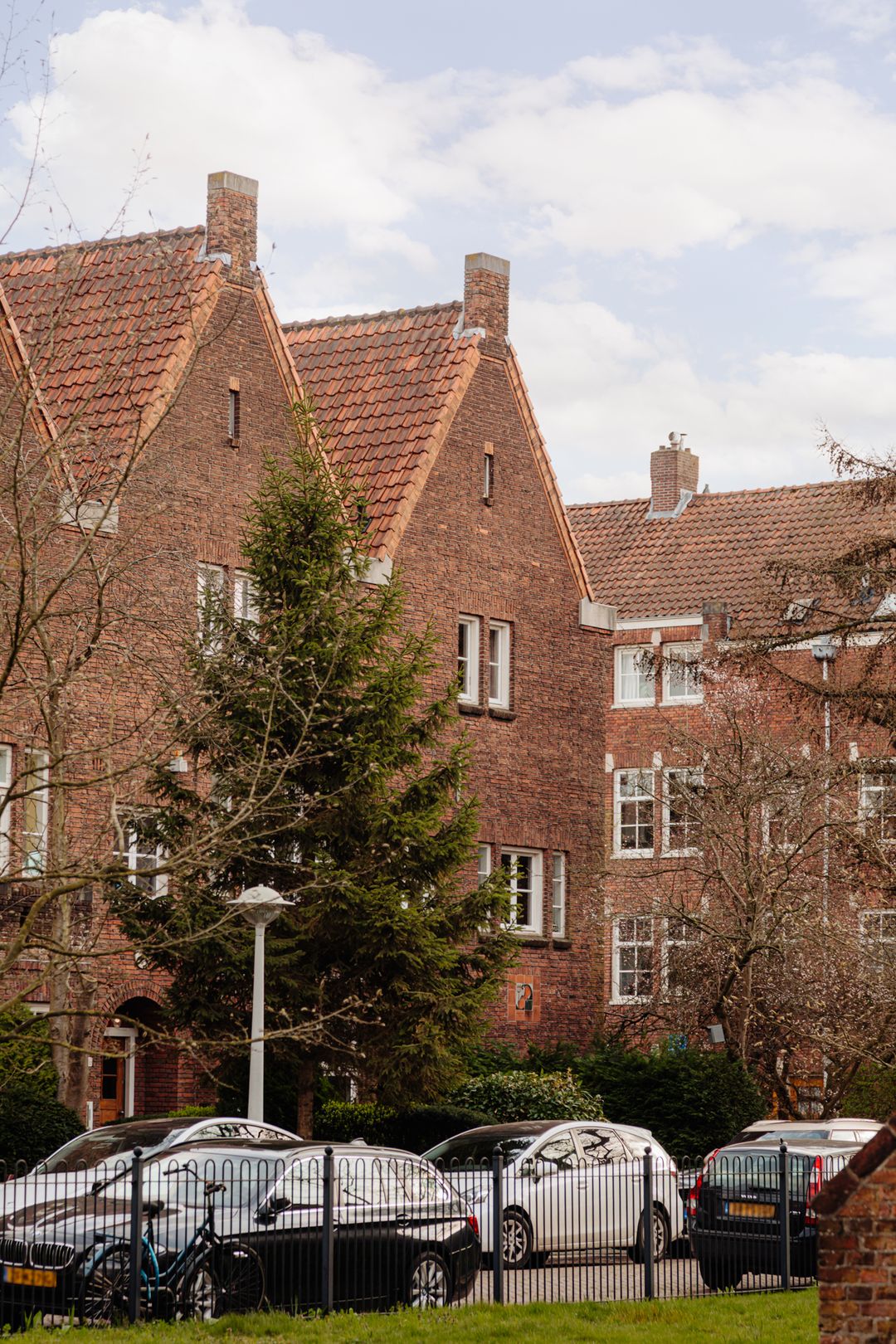 Character Corner House in Watergraafsmeer with Seven Bedrooms and Spacious Garden — 25