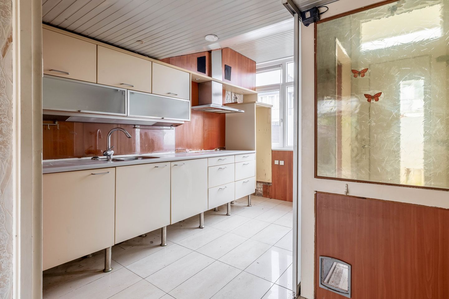 Renovation opportunity corner home with sunny south-facing garden — 19