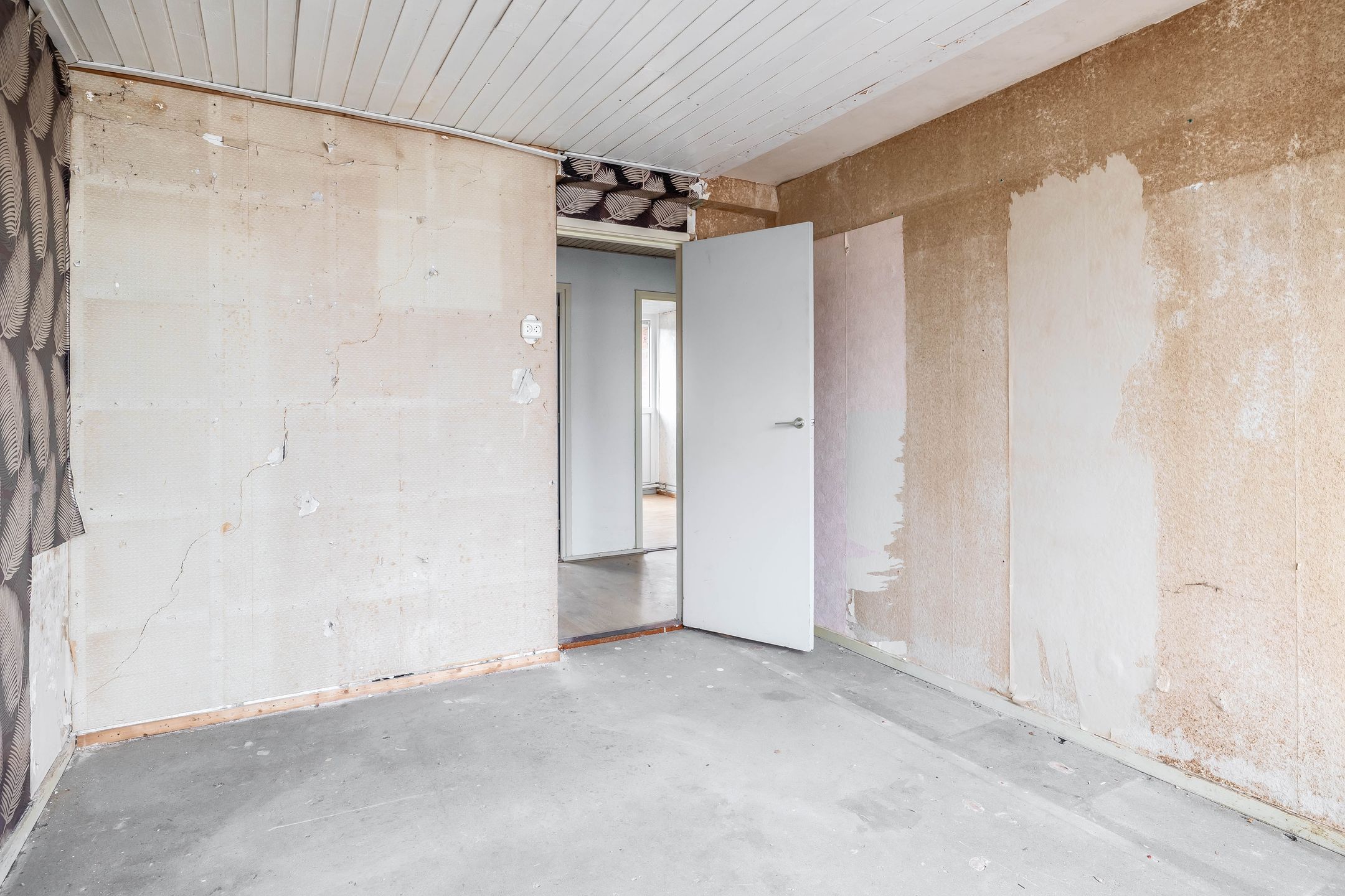 Renovation opportunity corner home with sunny south-facing garden — 23