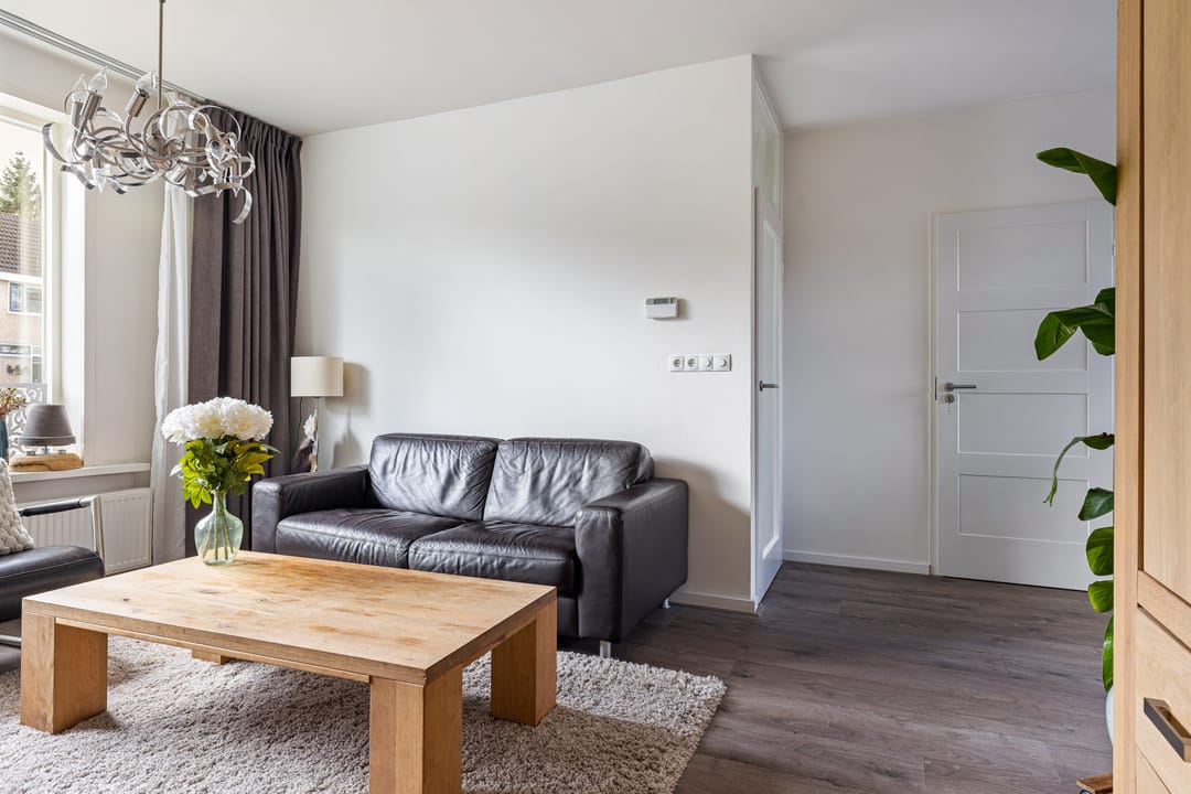 Spacious corner home with modern bathroom in De Drait — 13