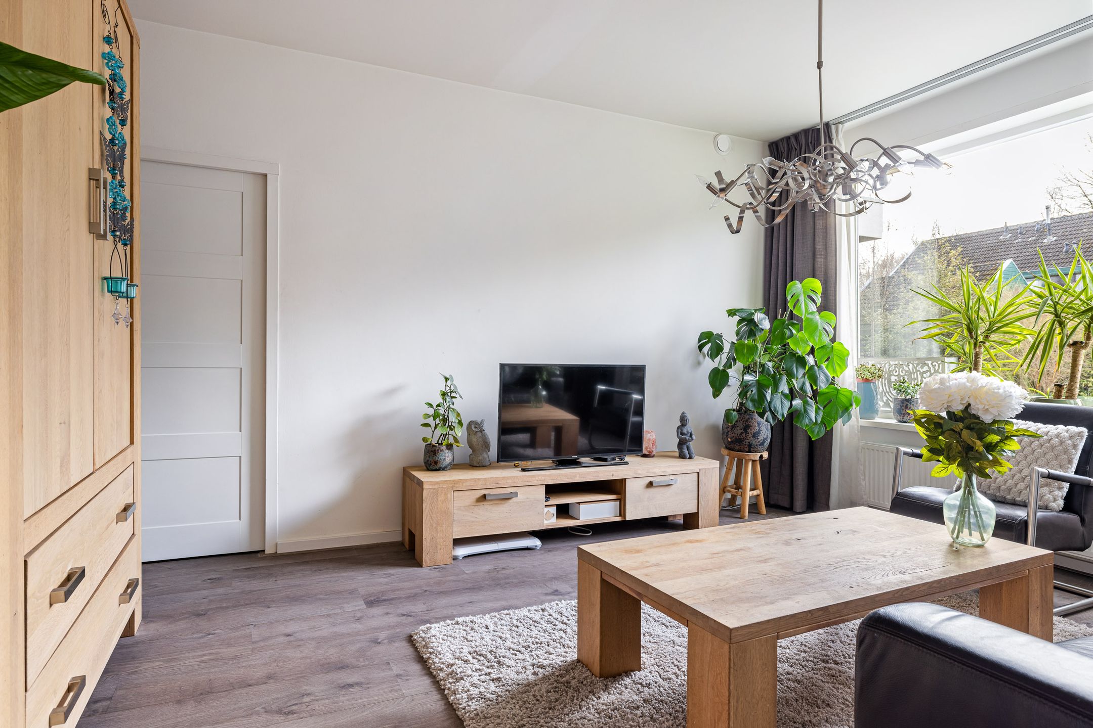 Spacious corner home with modern bathroom in De Drait — 12