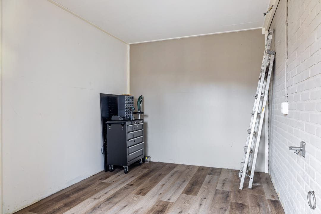 Spacious corner home with modern bathroom in De Drait — 22