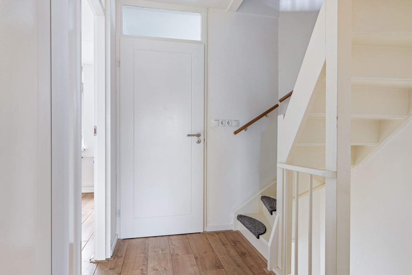 Spacious corner home with modern bathroom in De Drait — 25