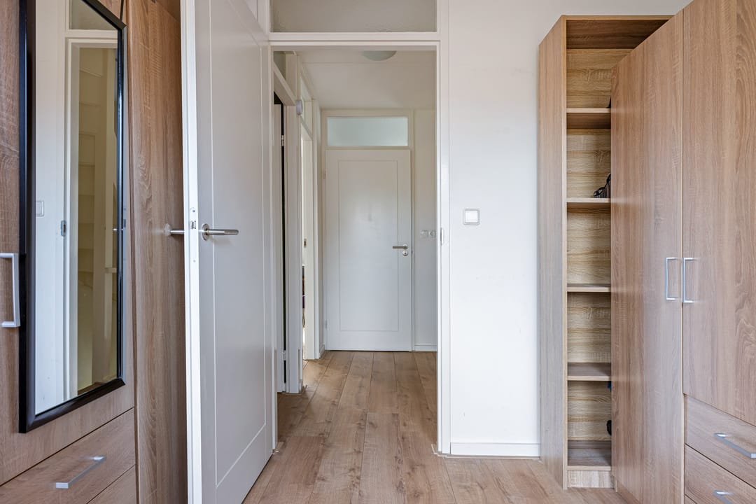 Spacious corner home with modern bathroom in De Drait — 32