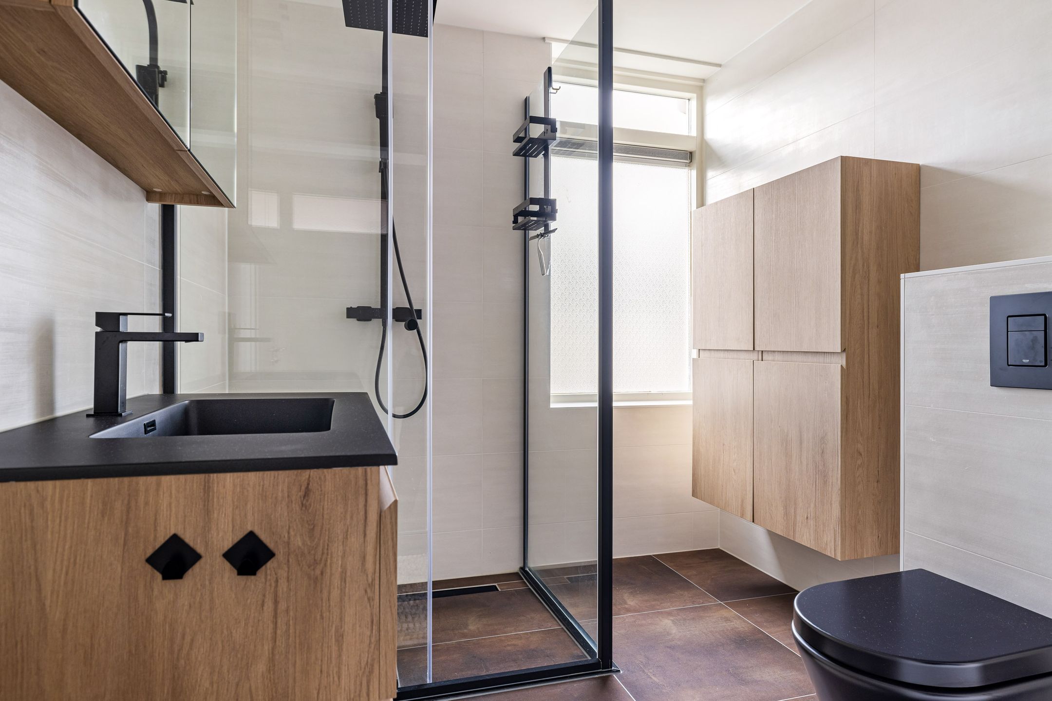 Spacious corner home with modern bathroom in De Drait — 33