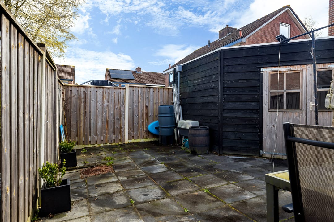 Spacious corner home with modern bathroom in De Drait — 43