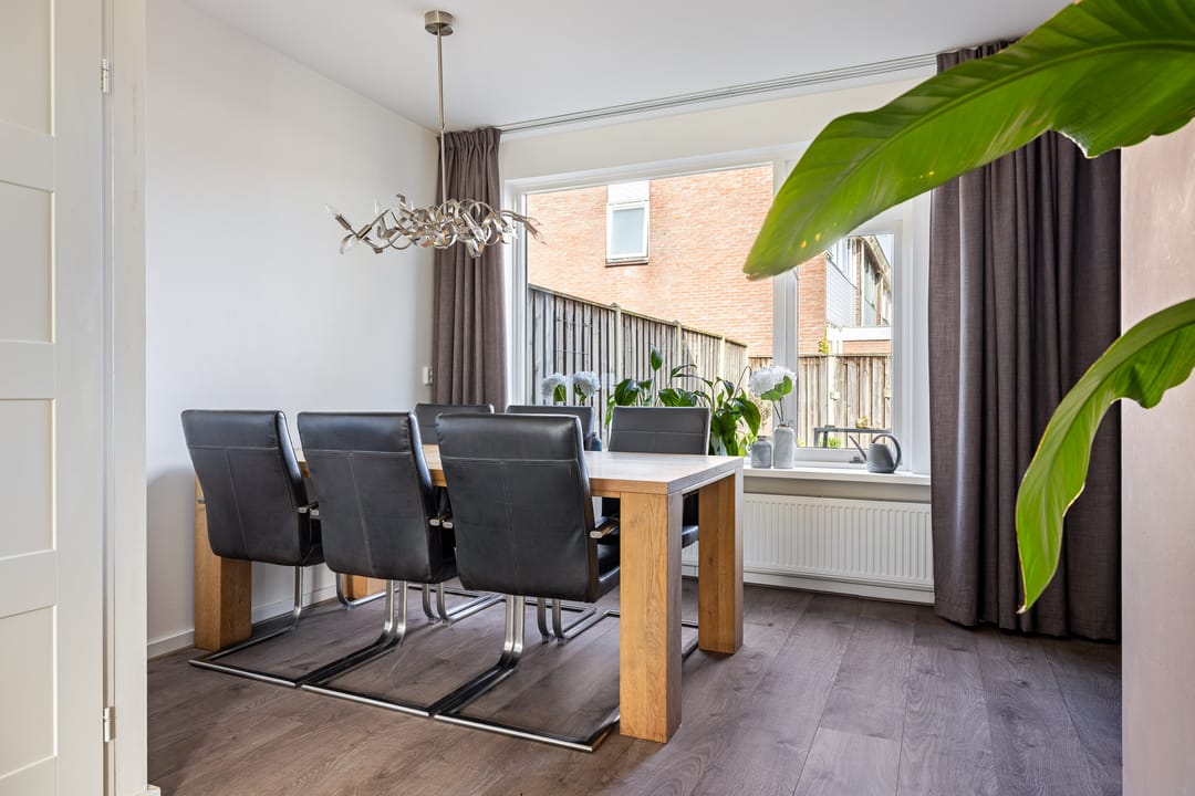Spacious corner home with modern bathroom in De Drait — 17