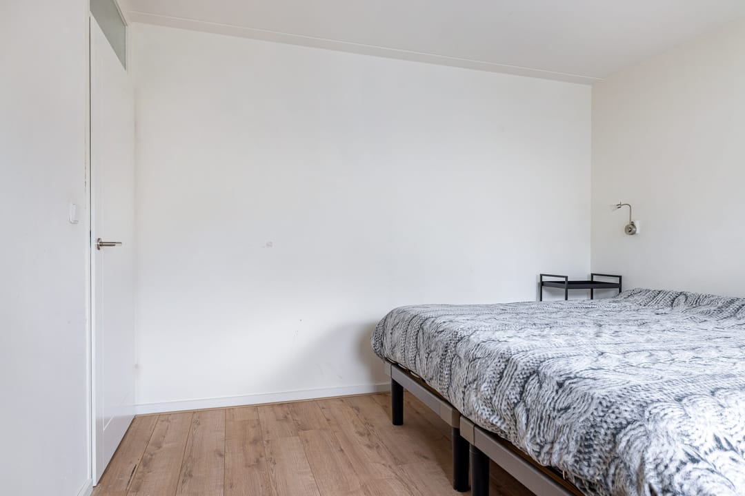 Spacious corner home with modern bathroom in De Drait — 28