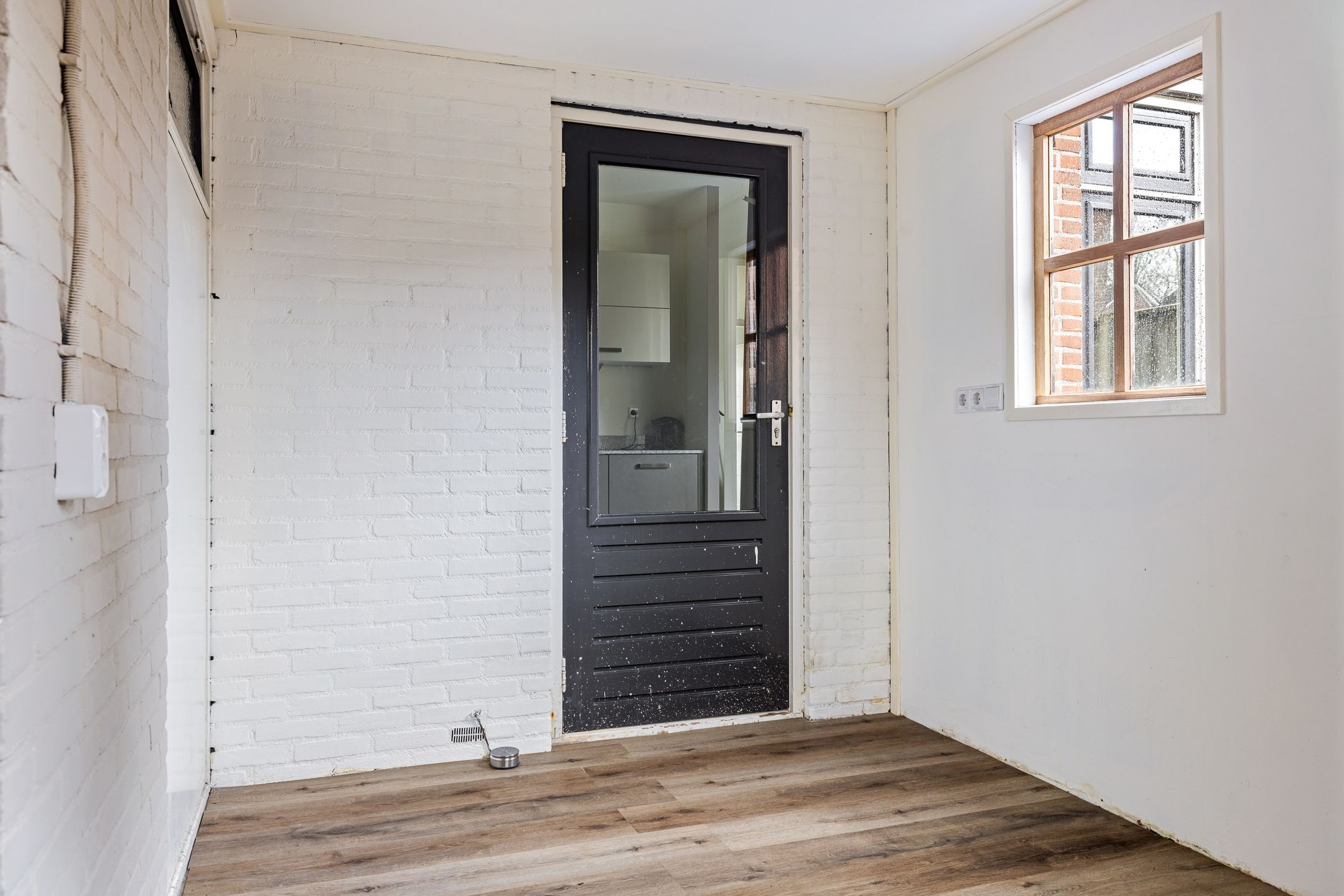 Spacious corner home with modern bathroom in De Drait — 24