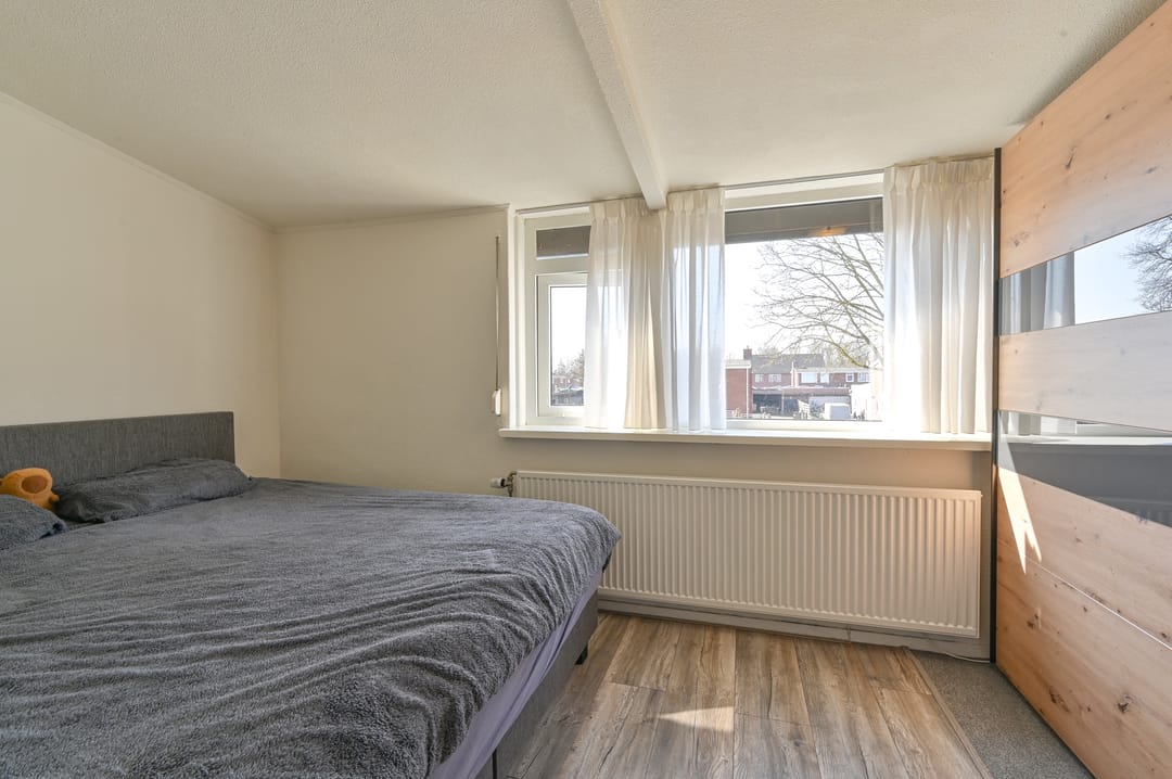 Modern Semi-Detached Home with Extension and Covered Terrace in Child-Friendly Location — 26