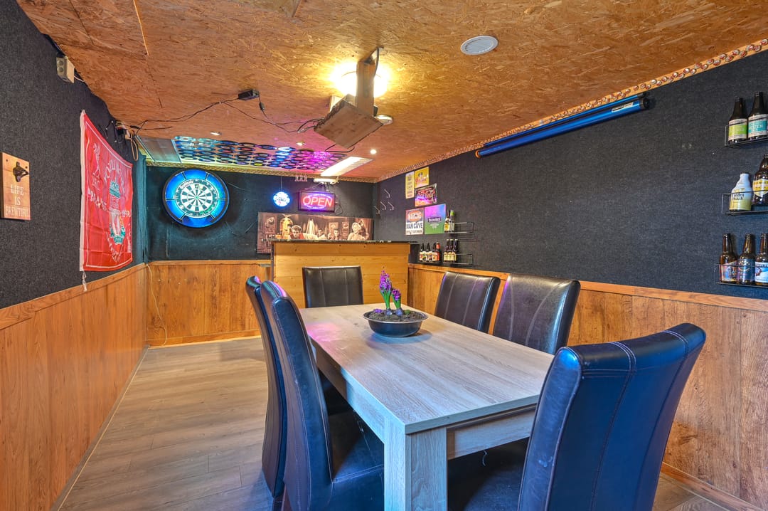 Modern Semi-Detached Home with Extension and Covered Terrace in Child-Friendly Location — 44