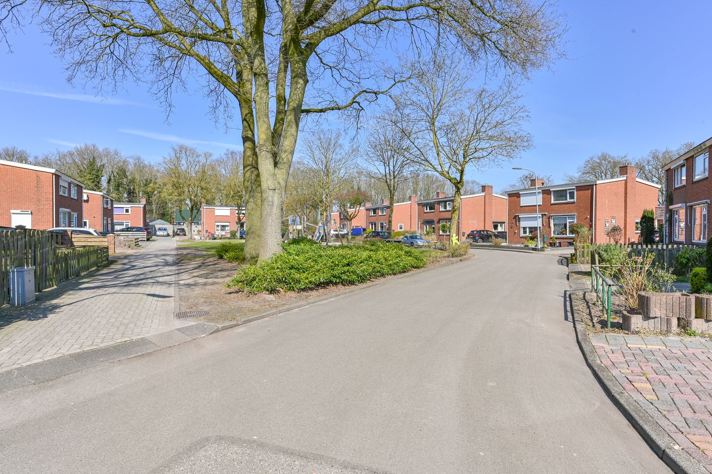 Modern Semi-Detached Home with Extension and Covered Terrace in Child-Friendly Location — 52
