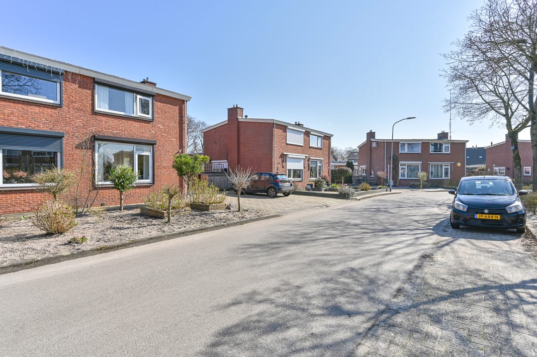 Modern Semi-Detached Home with Extension and Covered Terrace in Child-Friendly Location — 58