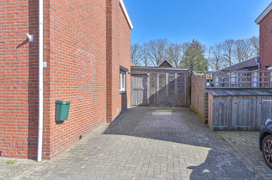 Modern Semi-Detached Home with Extension and Covered Terrace in Child-Friendly Location — 59