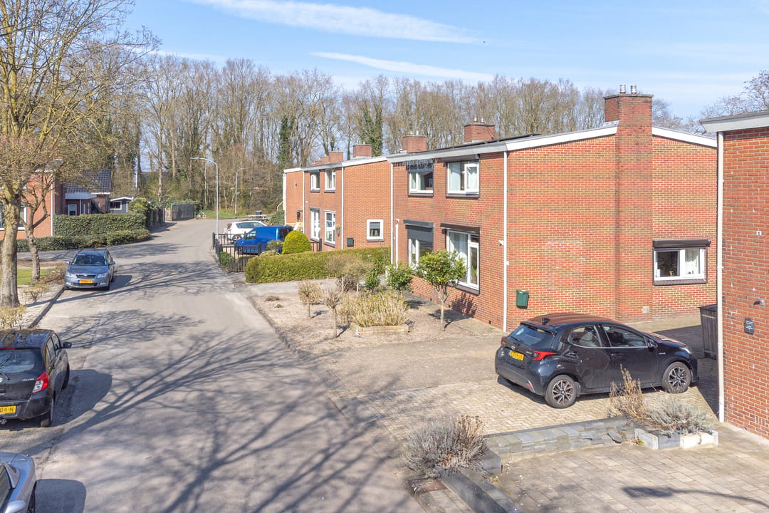 Modern Semi-Detached Home with Extension and Covered Terrace in Child-Friendly Location — 64