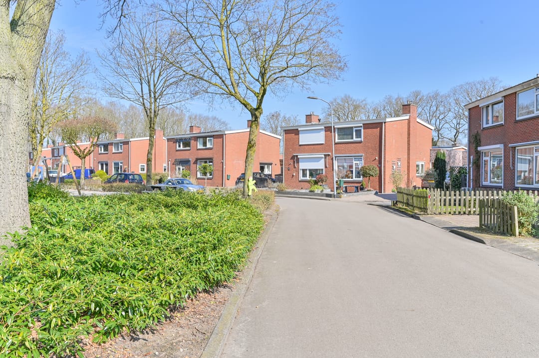 Modern Semi-Detached Home with Extension and Covered Terrace in Child-Friendly Location — 53