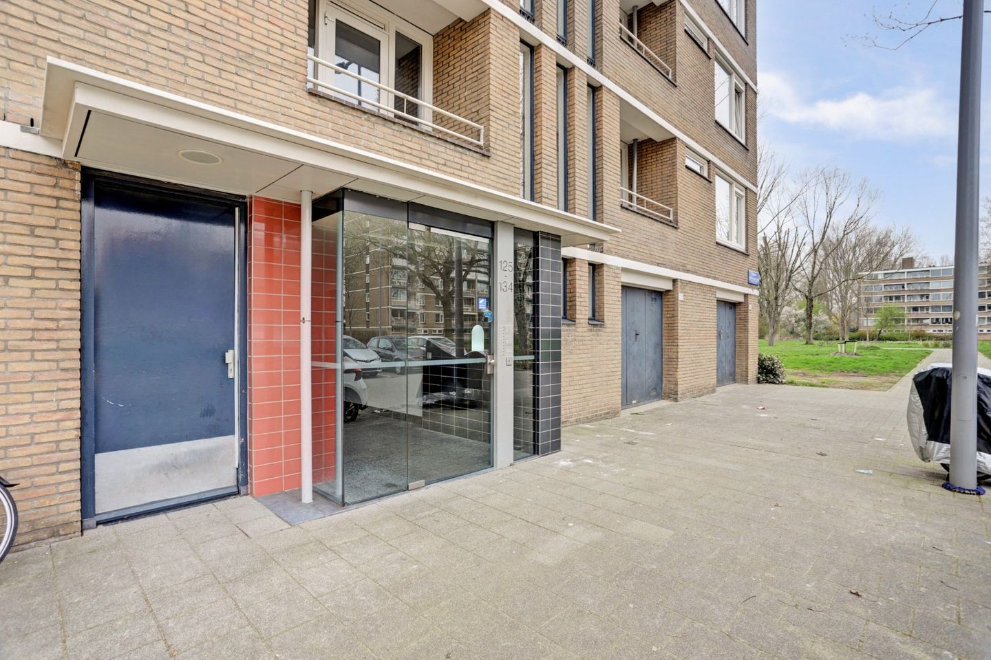 Photo 29 of Edmond Hellenraadstraat 125