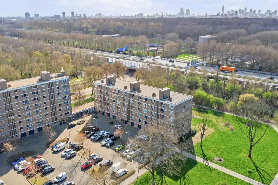 Photo 37 of Edmond Hellenraadstraat 125