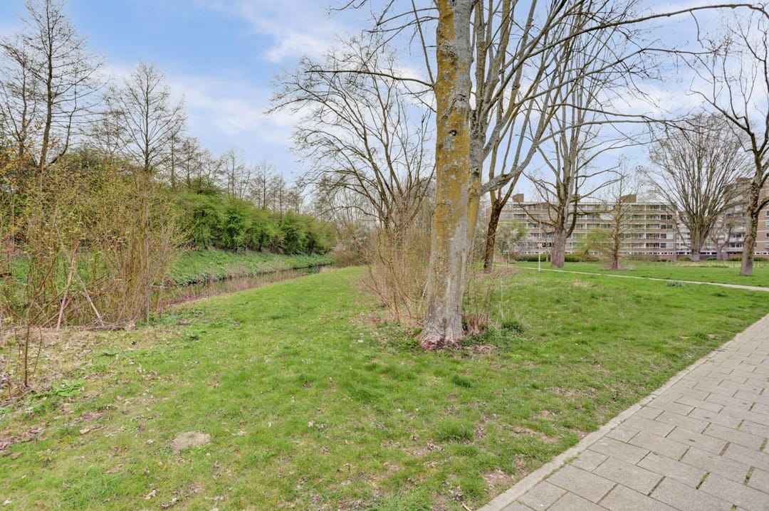 Photo 32 of Edmond Hellenraadstraat 125