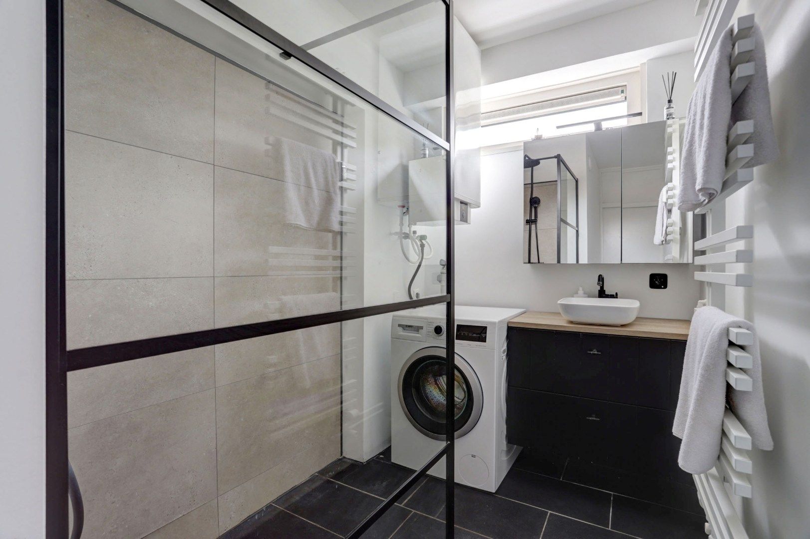 Photo 21 of Edmond Hellenraadstraat 125