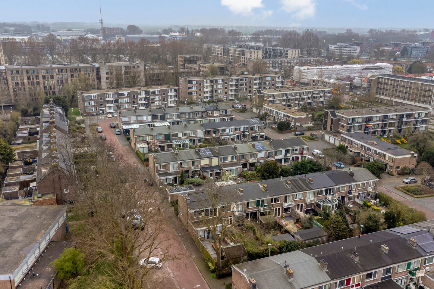 Well-maintained 5-room family home near Park Oosterhout with spacious extension — 35