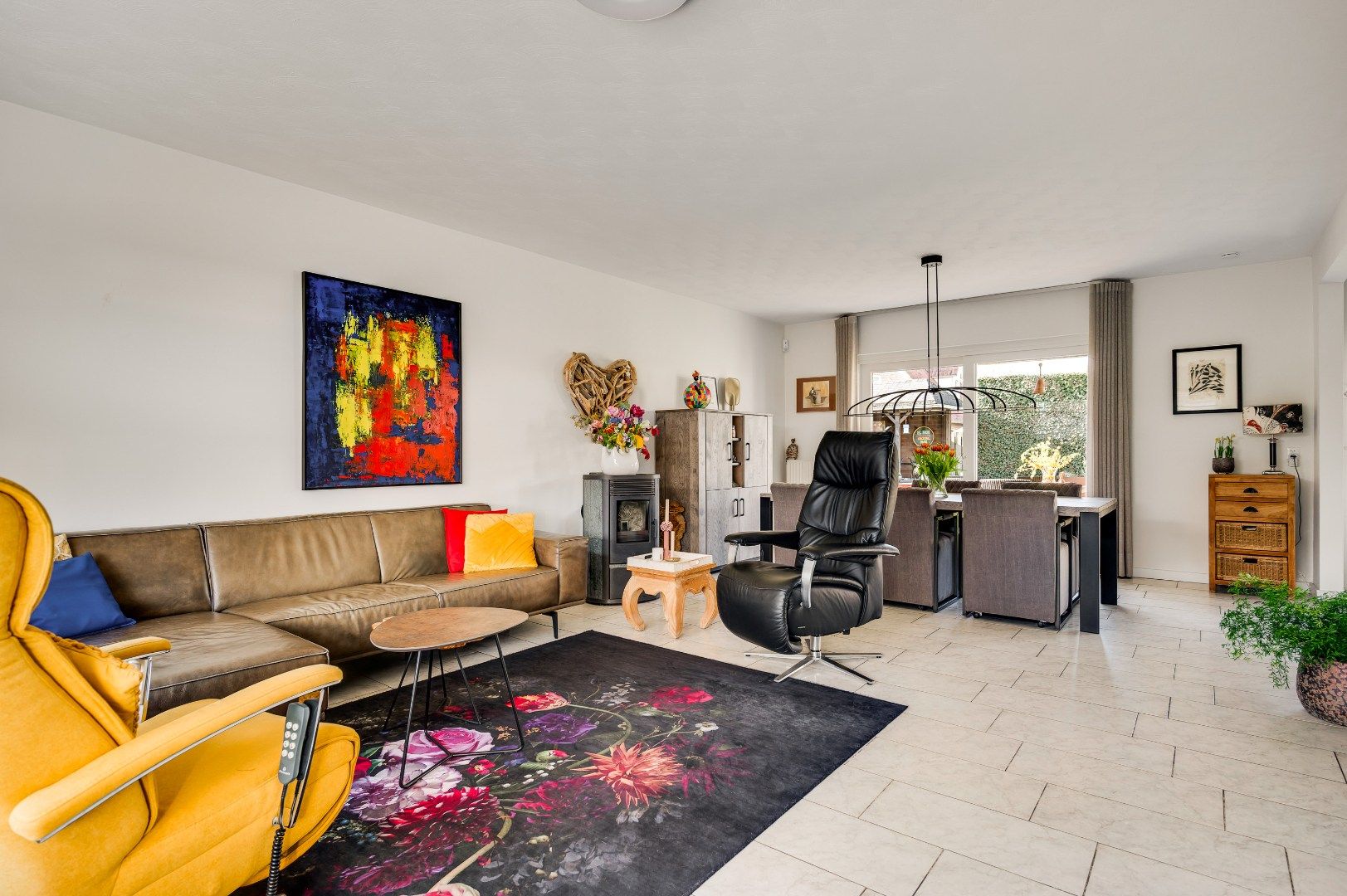 Spacious Semi-Bungalow with Solar Panels and Large Garage on 692m² Plot — 12
