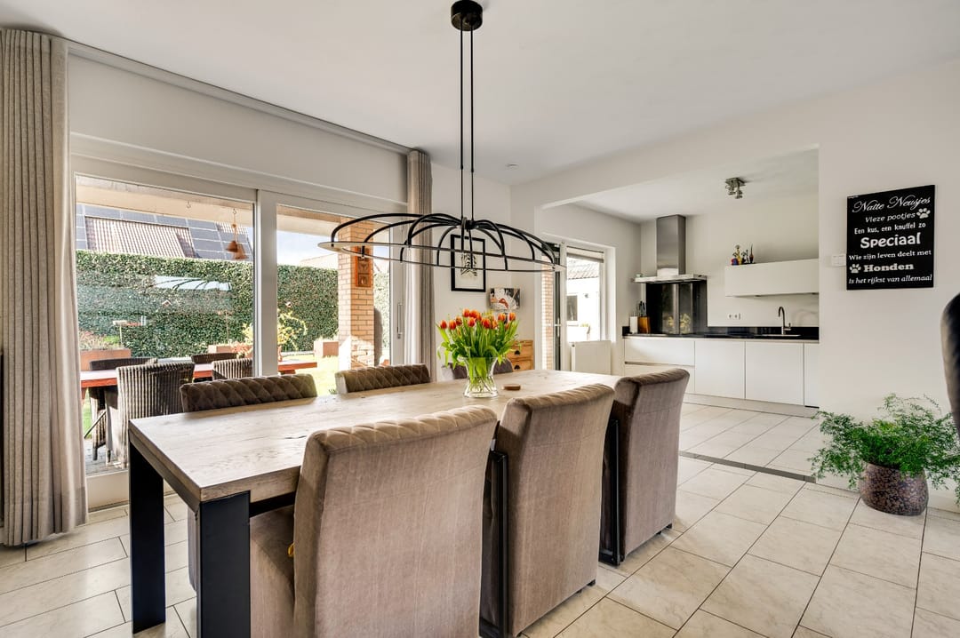 Spacious Semi-Bungalow with Solar Panels and Large Garage on 692m² Plot — 14