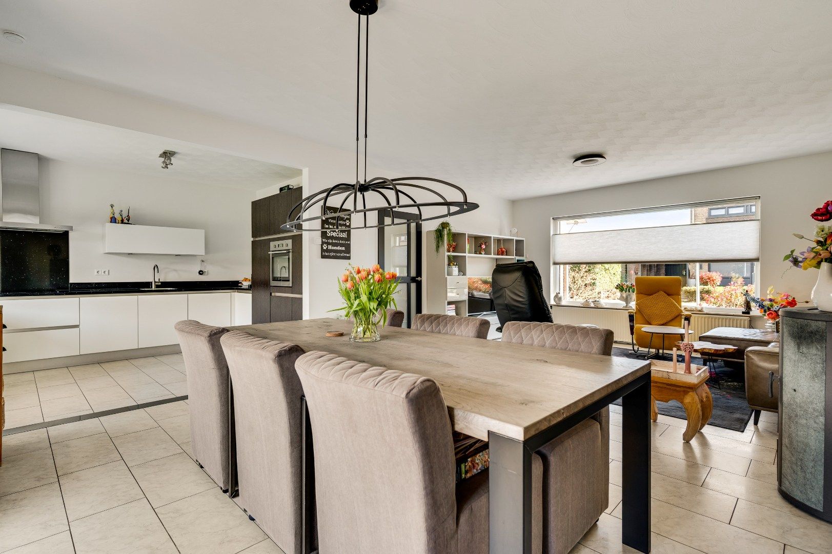 Spacious Semi-Bungalow with Solar Panels and Large Garage on 692m² Plot — 15