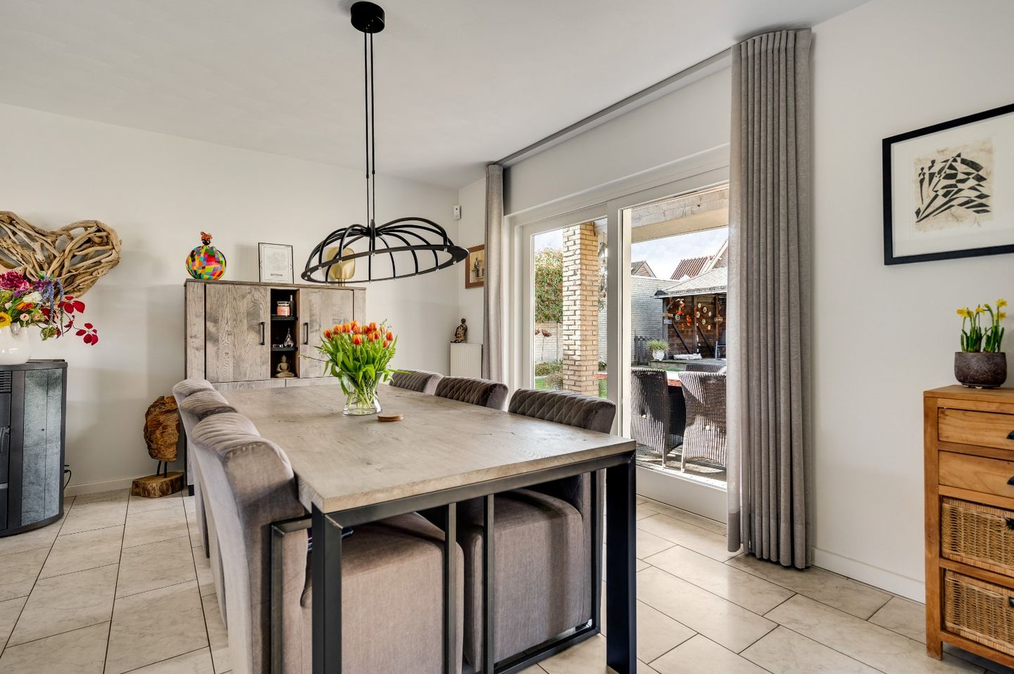 Spacious Semi-Bungalow with Solar Panels and Large Garage on 692m² Plot — 16