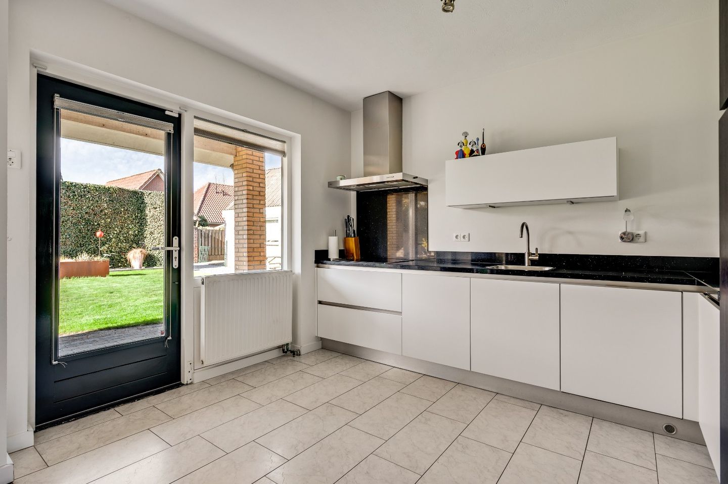 Spacious Semi-Bungalow with Solar Panels and Large Garage on 692m² Plot — 17