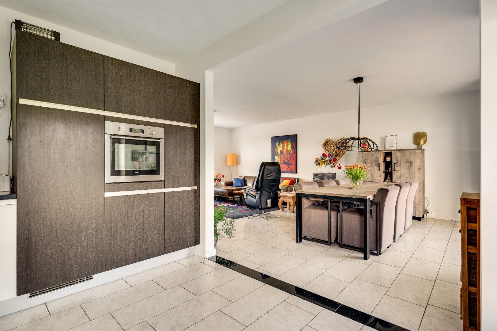 Spacious Semi-Bungalow with Solar Panels and Large Garage on 692m² Plot — 18