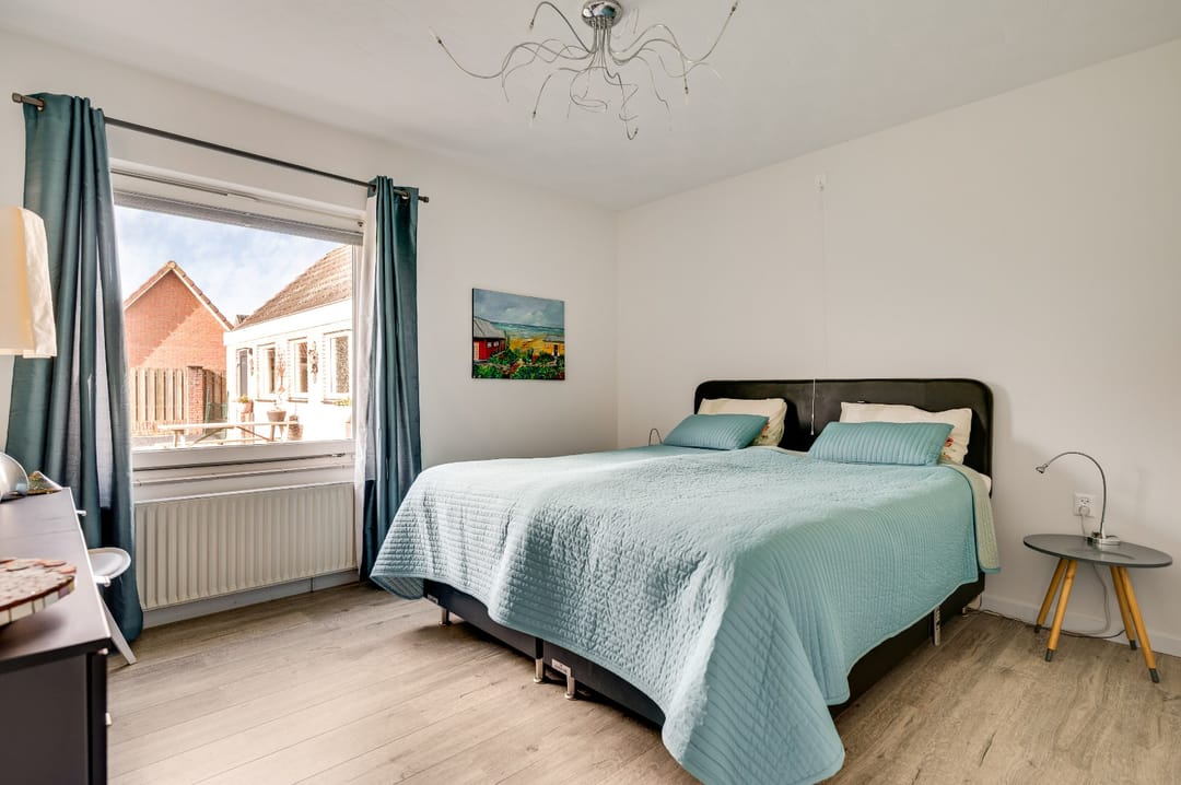 Spacious Semi-Bungalow with Solar Panels and Large Garage on 692m² Plot — 20