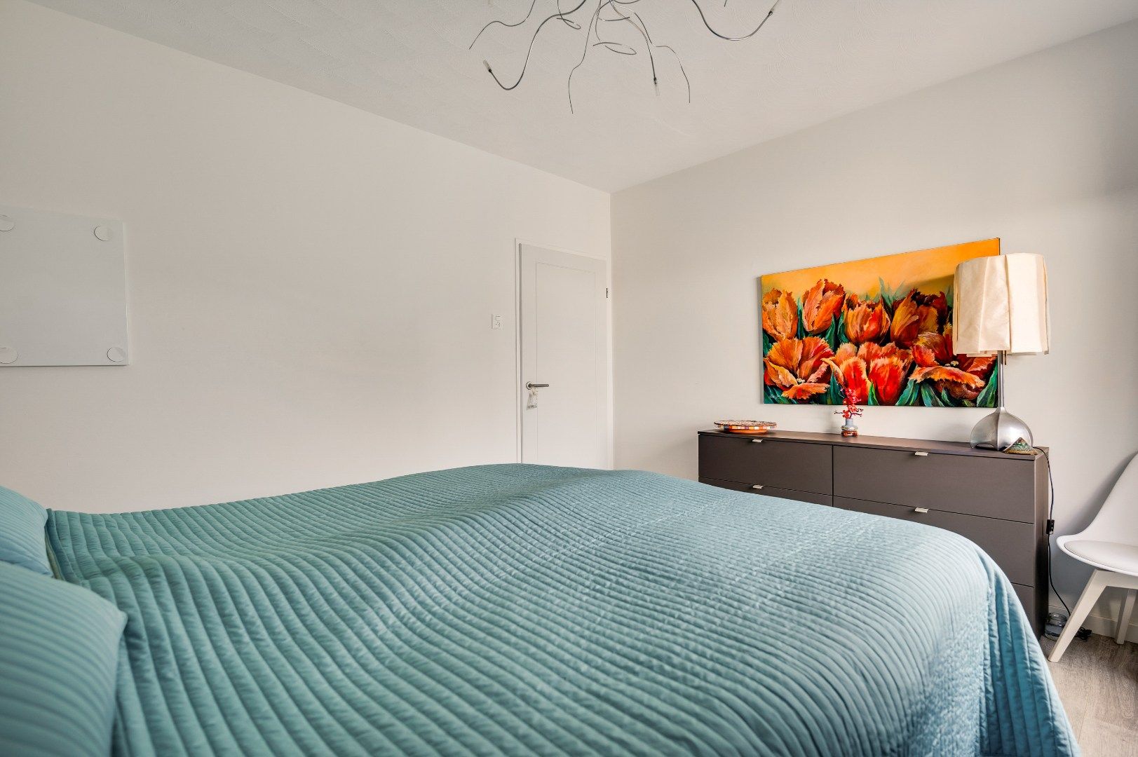 Spacious Semi-Bungalow with Solar Panels and Large Garage on 692m² Plot — 21