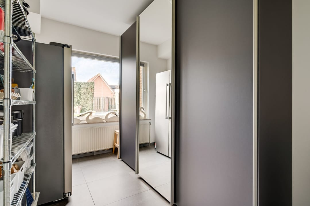 Spacious Semi-Bungalow with Solar Panels and Large Garage on 692m² Plot — 23