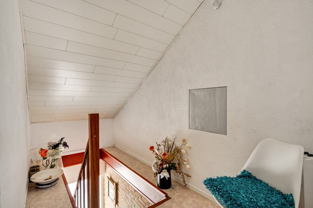 Spacious Semi-Bungalow with Solar Panels and Large Garage on 692m² Plot — 27