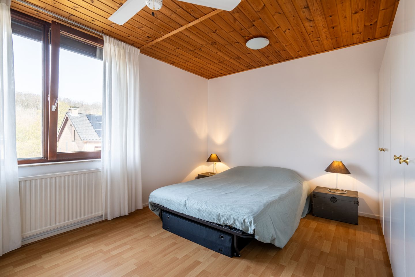 Family Home with Garage and 4 Bedrooms in Child-Friendly Neighborhood — 12