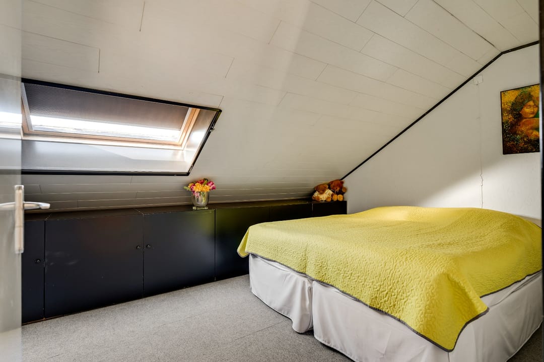Spacious Semi-Bungalow with Solar Panels and Large Garage on 692m² Plot — 28