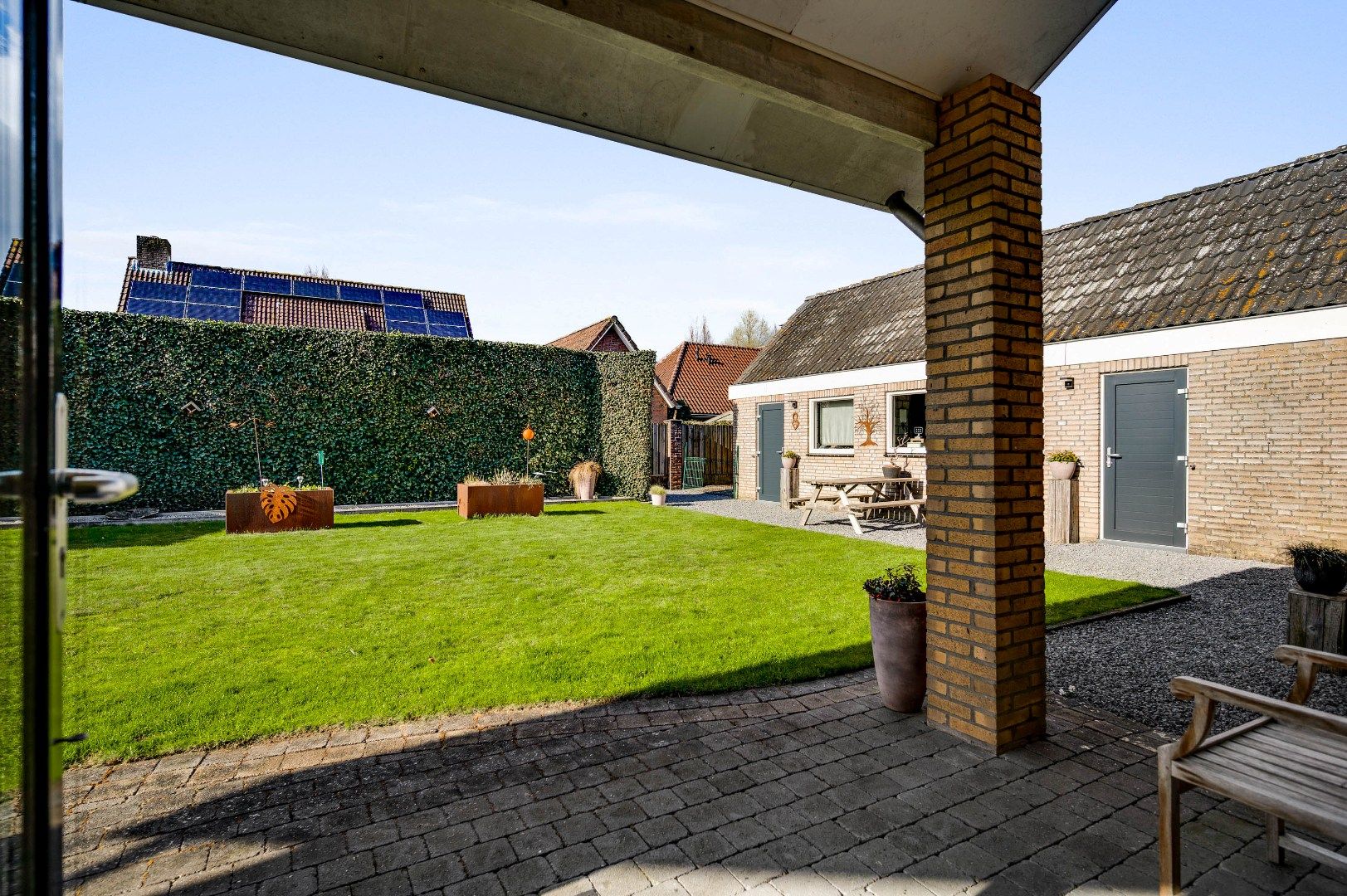 Spacious Semi-Bungalow with Solar Panels and Large Garage on 692m² Plot — 29