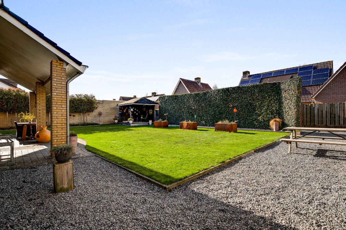 Spacious Semi-Bungalow with Solar Panels and Large Garage on 692m² Plot — 30