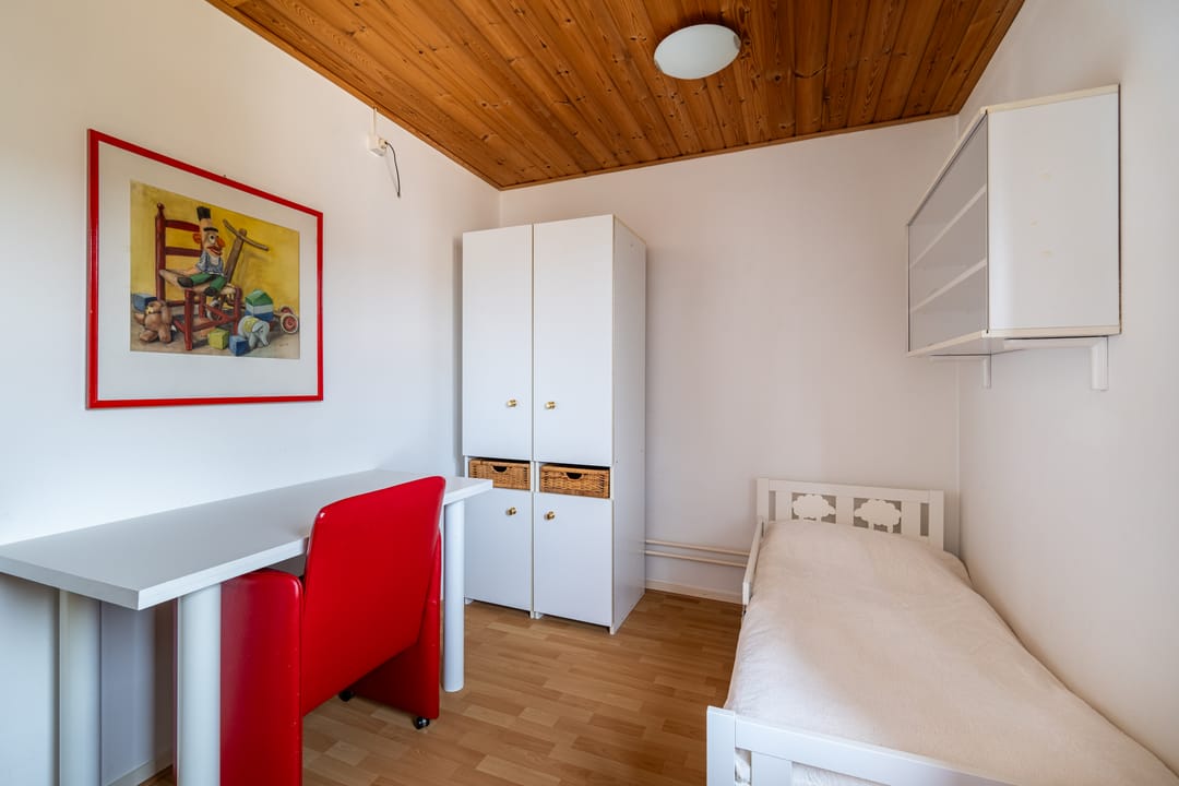Family Home with Garage and 4 Bedrooms in Child-Friendly Neighborhood — 14