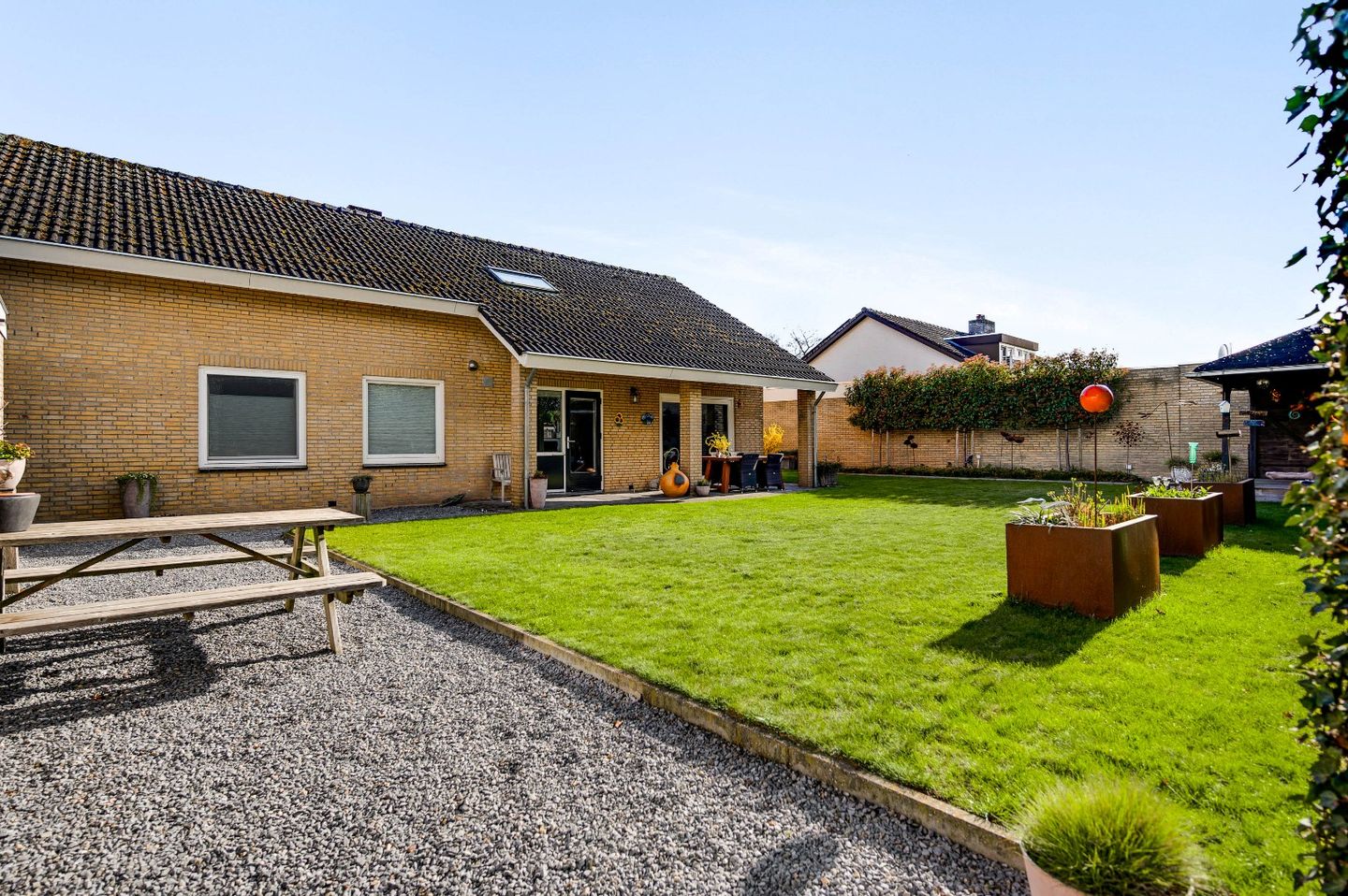 Spacious Semi-Bungalow with Solar Panels and Large Garage on 692m² Plot — 31